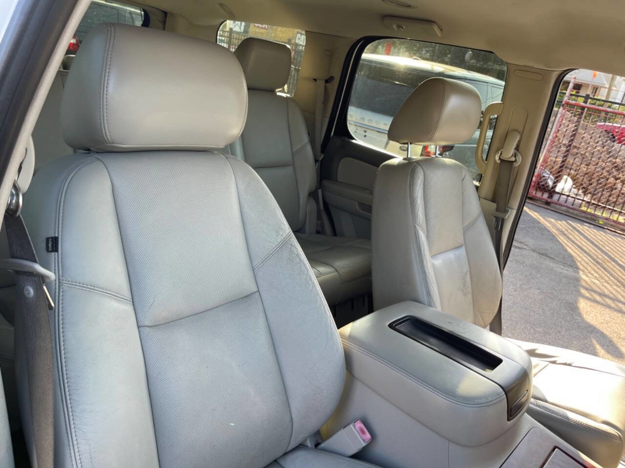 Used 2011 Chevrolet Tahoe LTZ RWD image 23