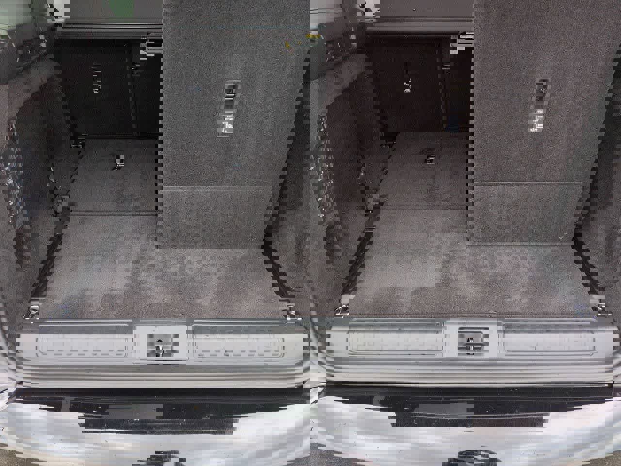 Used 2025 Land Rover Discovery Dynamic SE image 36