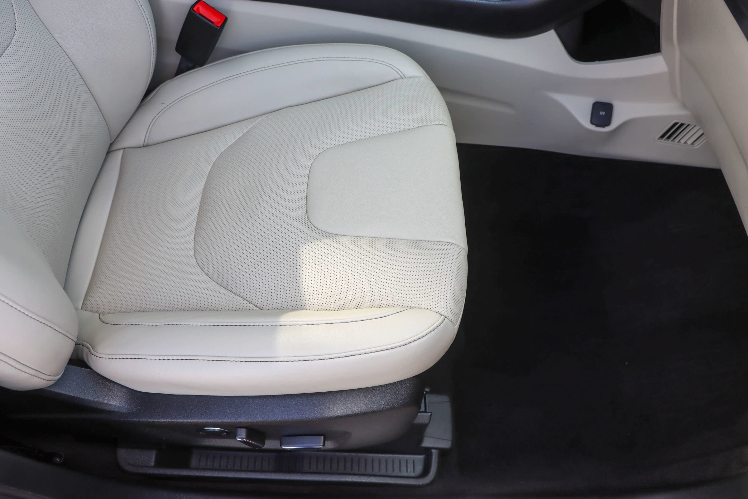 Used 2019 Ford Edge Titanium w/ Equipment Group 301A FWD image 22