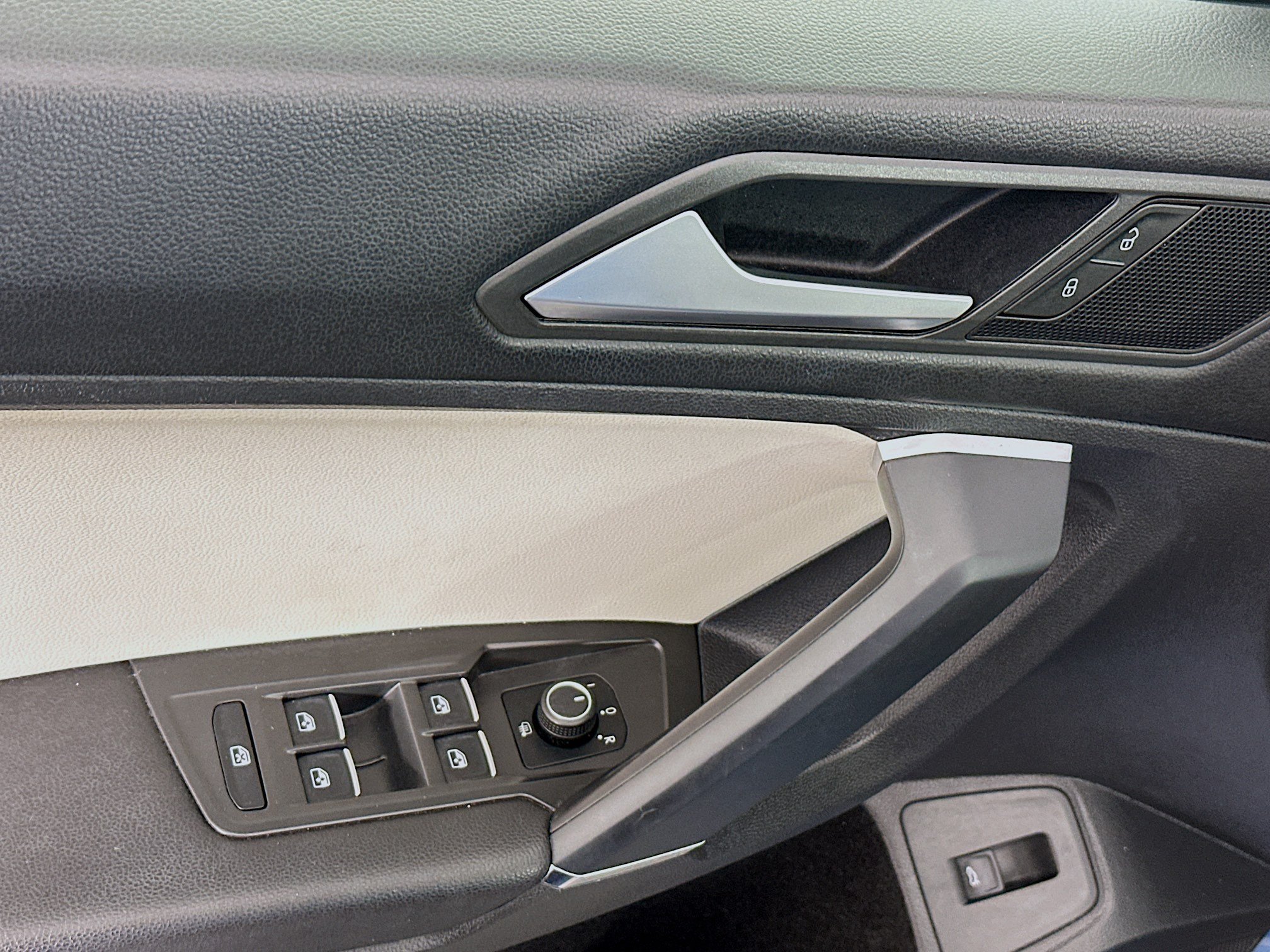 Used 2020 Volkswagen Tiguan SEL FWD image 15
