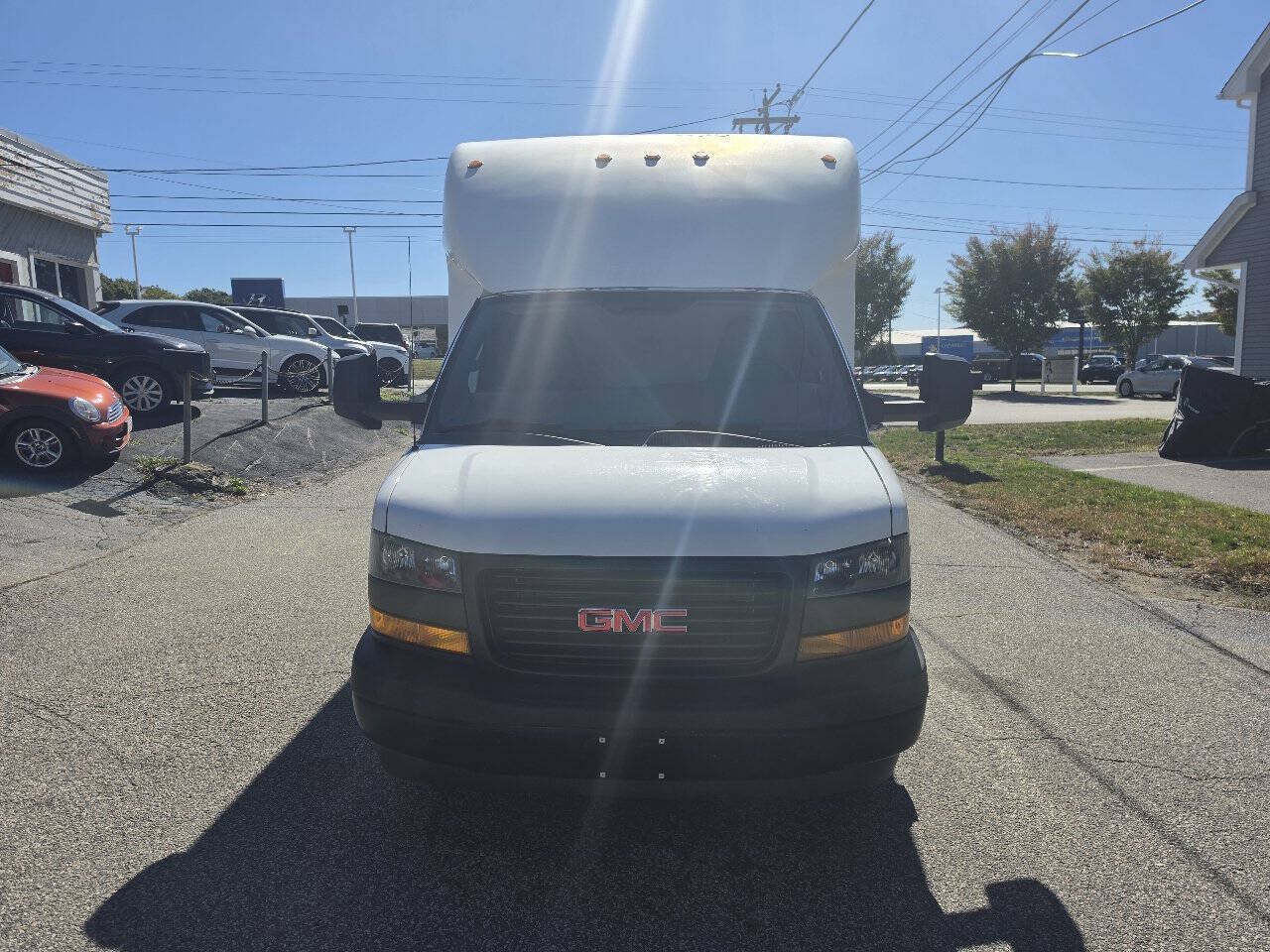 Used 2018 GMC Savana 4500 w/ Driver Convenience Package RWD image 3