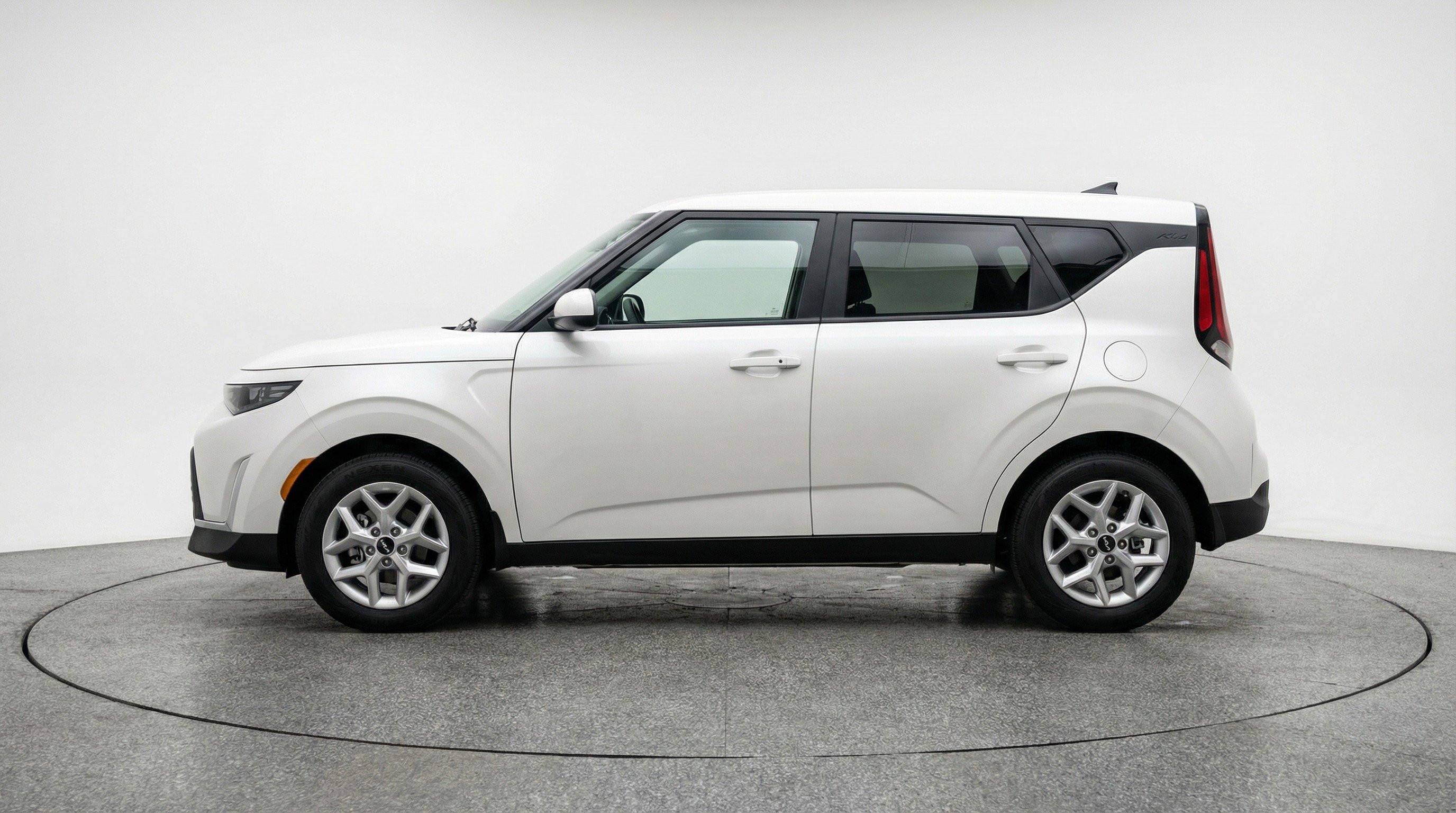Used 2025 Kia Soul LX w/ LX Technology Package image 5