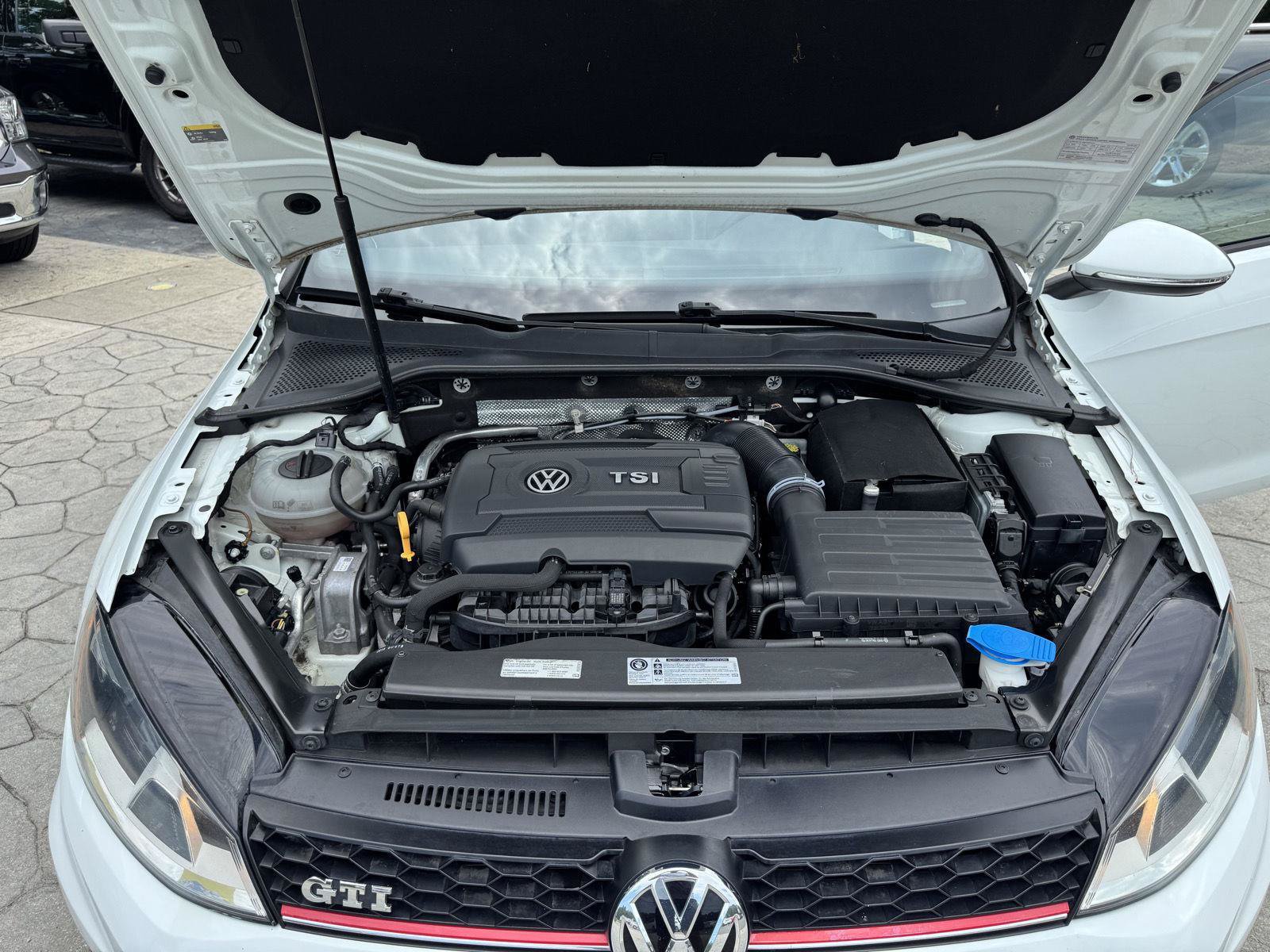 Used 2015 Volkswagen GTI SE FWD image 21