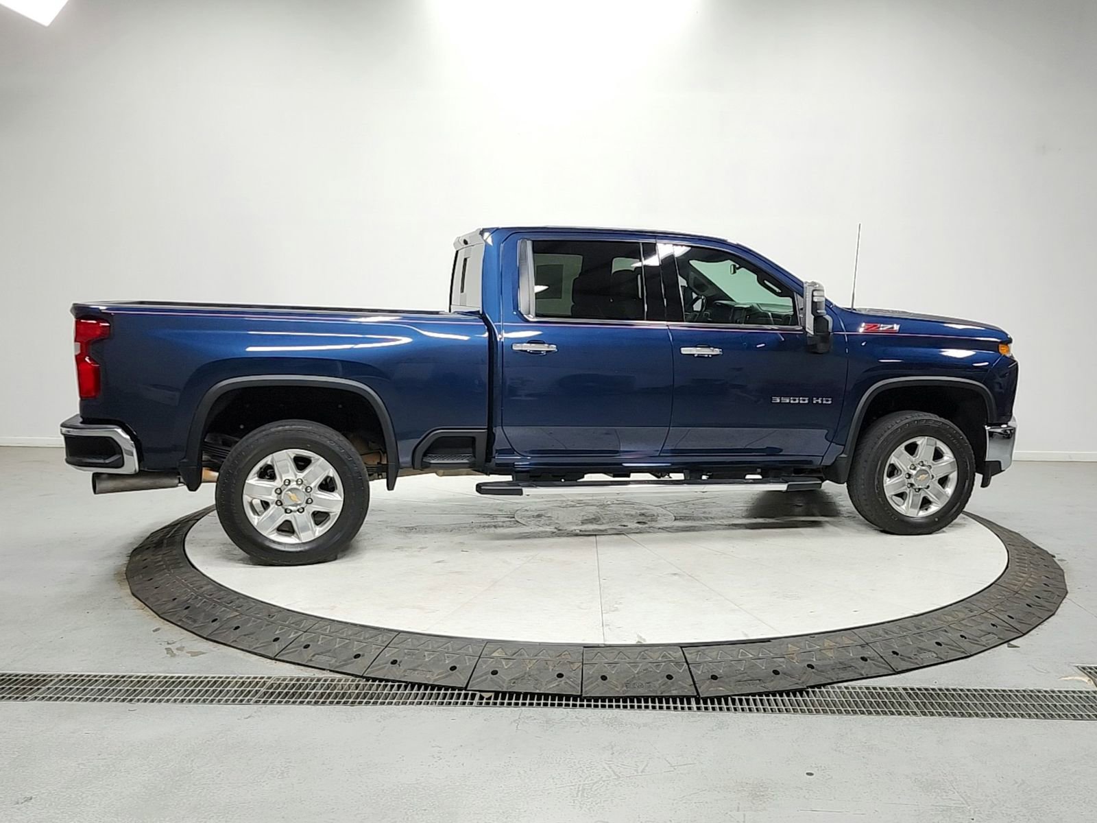 Used 2022 Chevrolet Silverado 3500 LTZ w/ LTZ Convenience Package image 8
