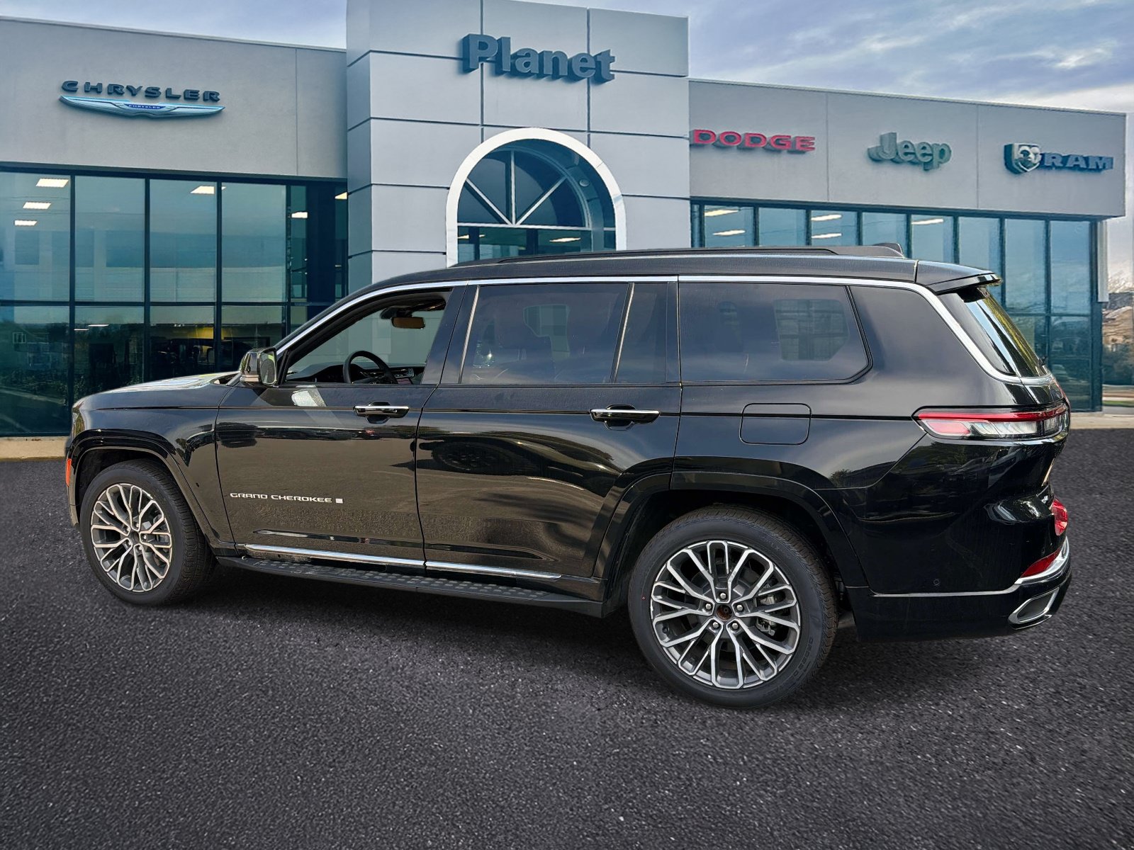 Used 2025 Jeep Grand Cherokee L Summit AWD/4WD image 3