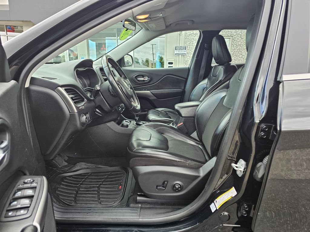 Used 2019 Jeep Cherokee Latitude Plus AWD/4WD image 17