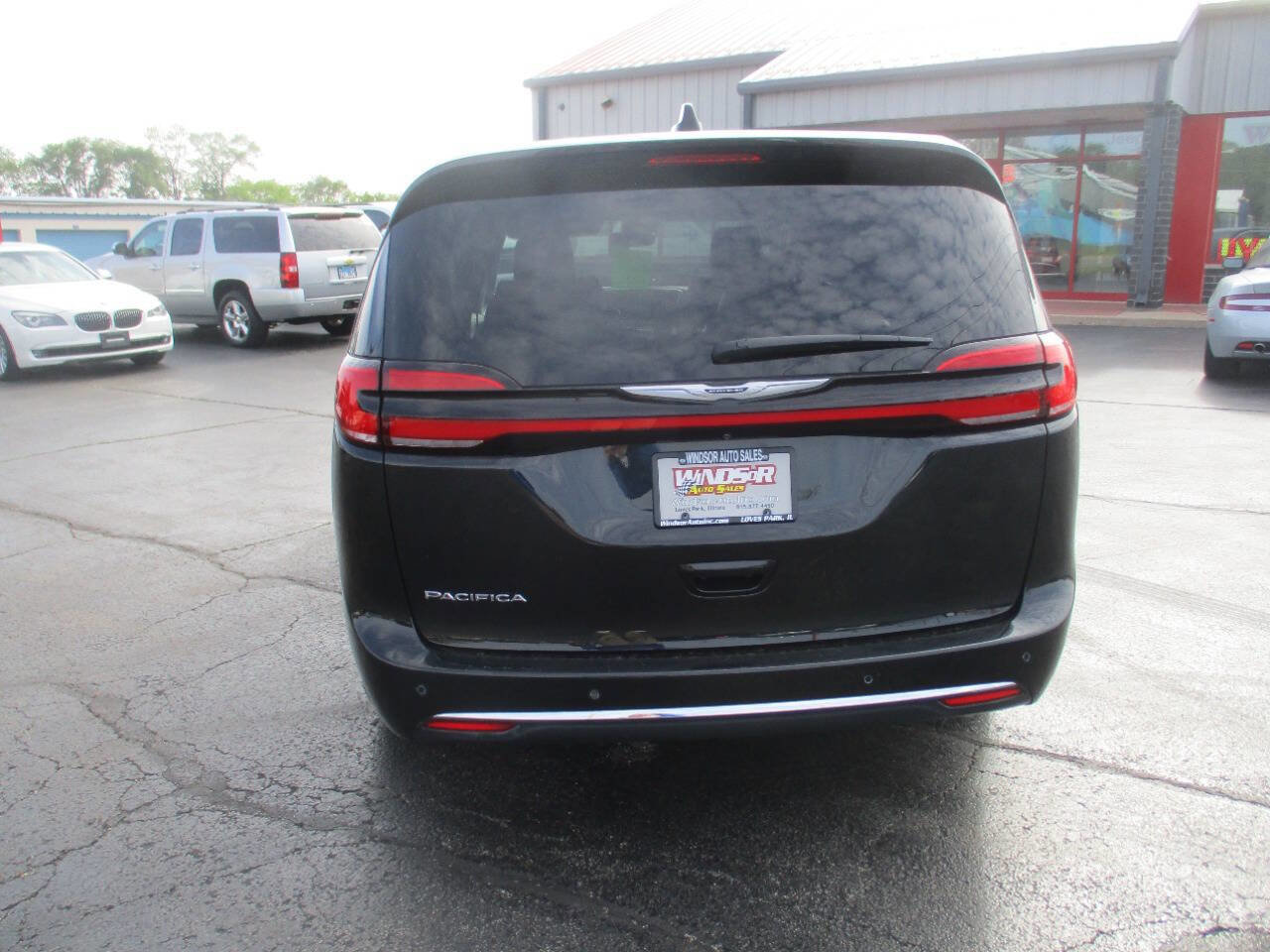 Used 2023 Chrysler Pacifica Touring-L FWD image 4