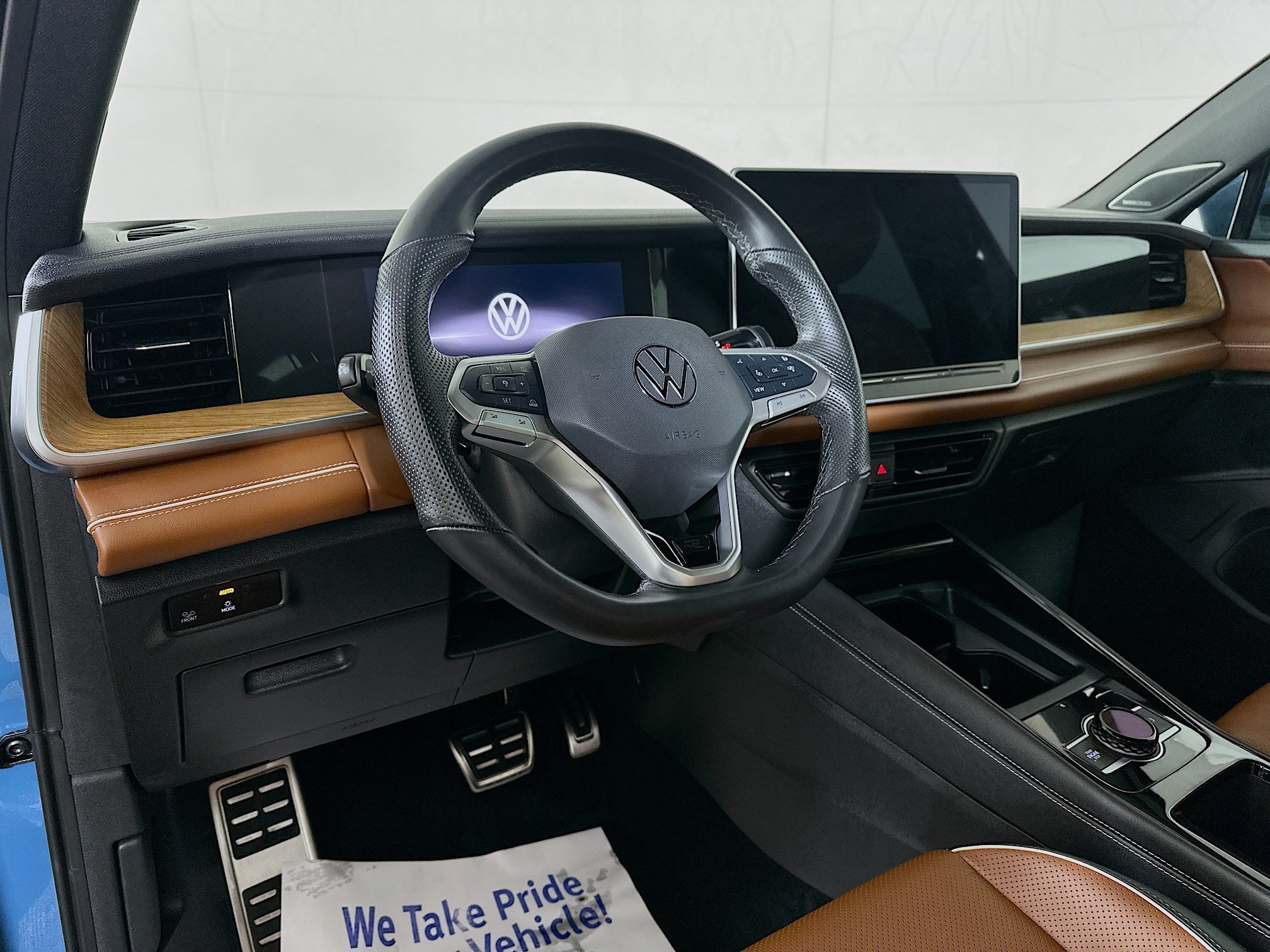 Certified 2025 Volkswagen Tiguan SEL R-Line AWD/4WD image 2