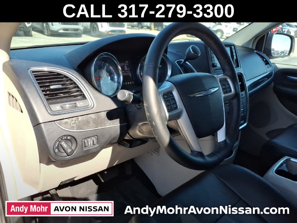 Used 2016 Chrysler Town & Country Touring-L FWD image 19