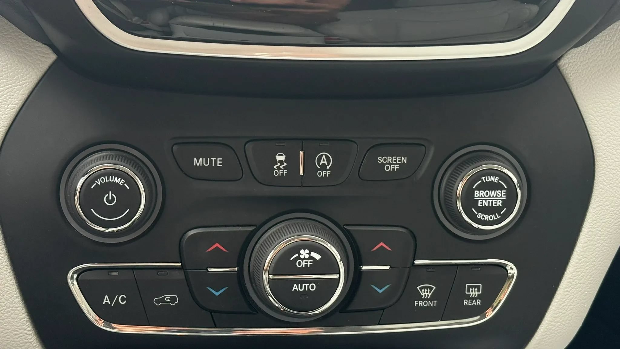 Used 2019 Jeep Cherokee Limited w/ Luxury Group FWD image 19