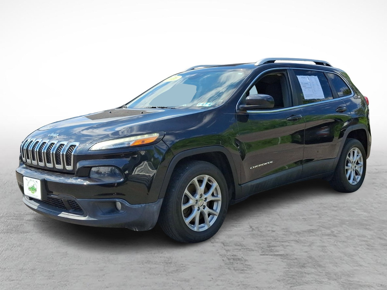 Used 2016 Jeep Cherokee Latitude FWD image 3
