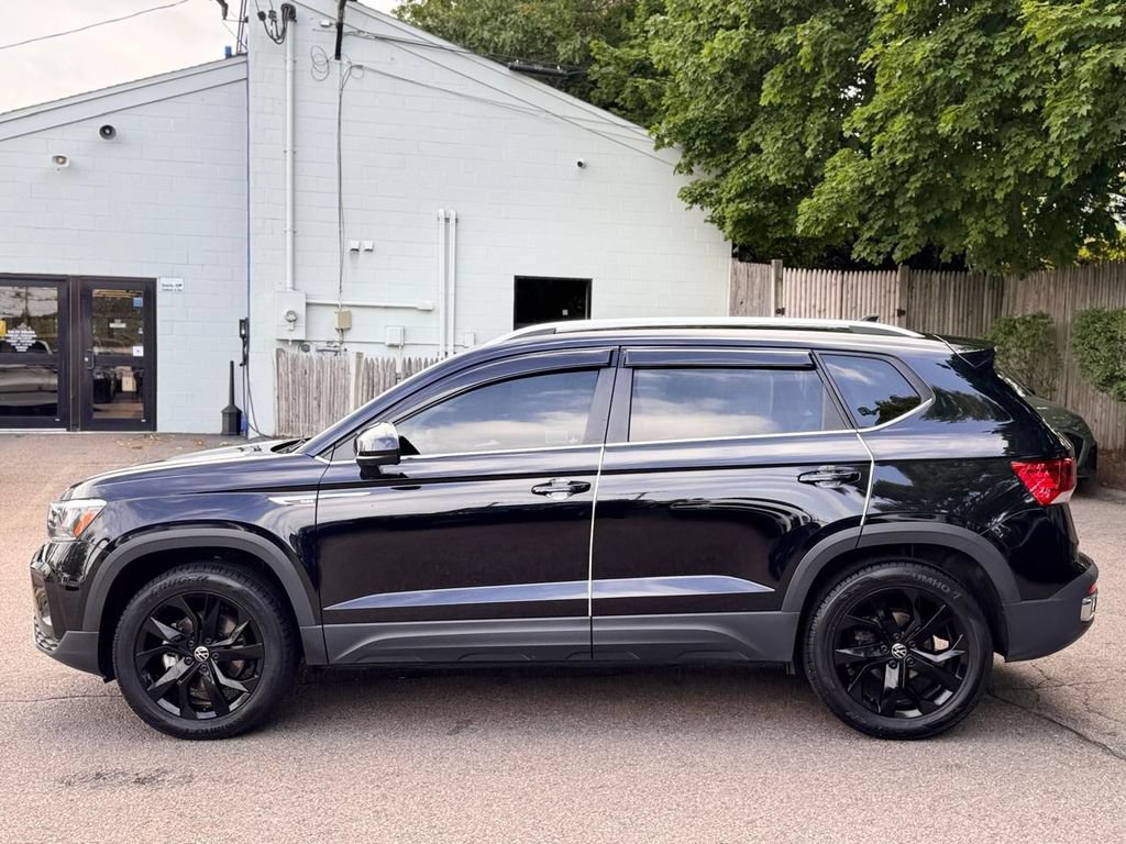 Used 2023 Volkswagen Taos SE w/ Panoramic Sunroof Package AWD/4WD image 3