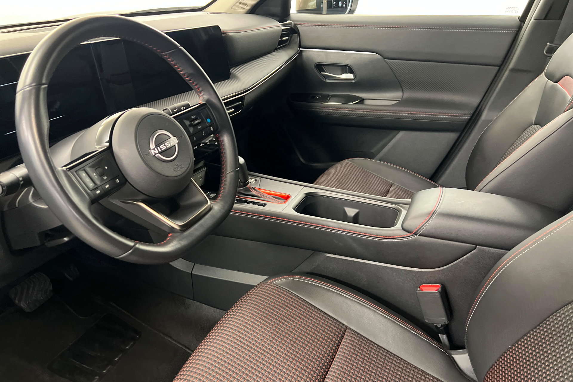 Used 2025 Nissan Kicks SR FWD image 16
