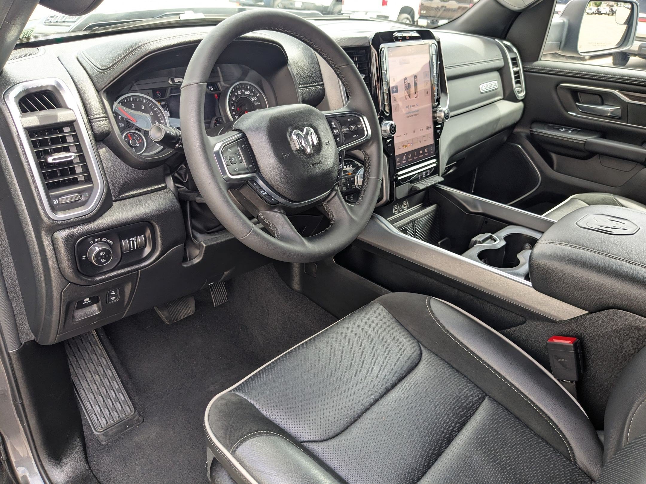 Used 2025 RAM 1500 Laramie w/ Sport Appearance Package AWD/4WD image 17