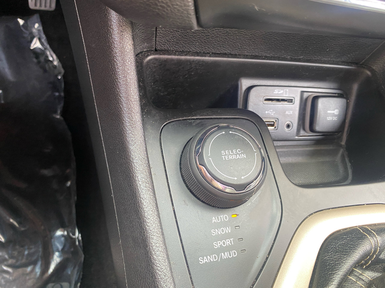 Used 2017 Jeep Cherokee Limited image 15