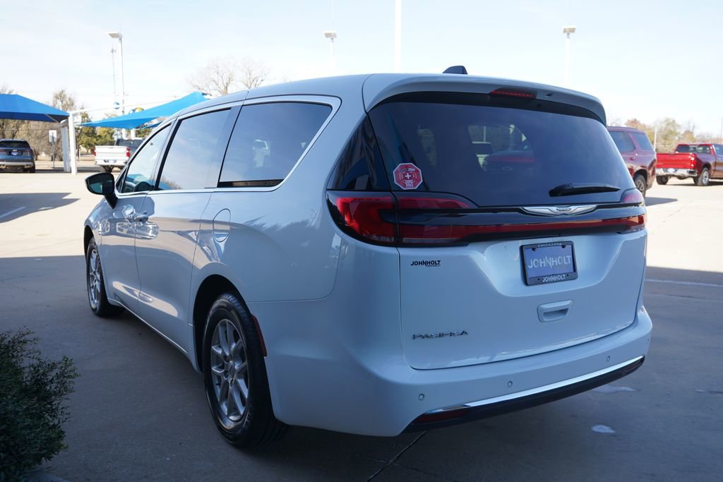 Used 2025 Chrysler Pacifica Select FWD image 10