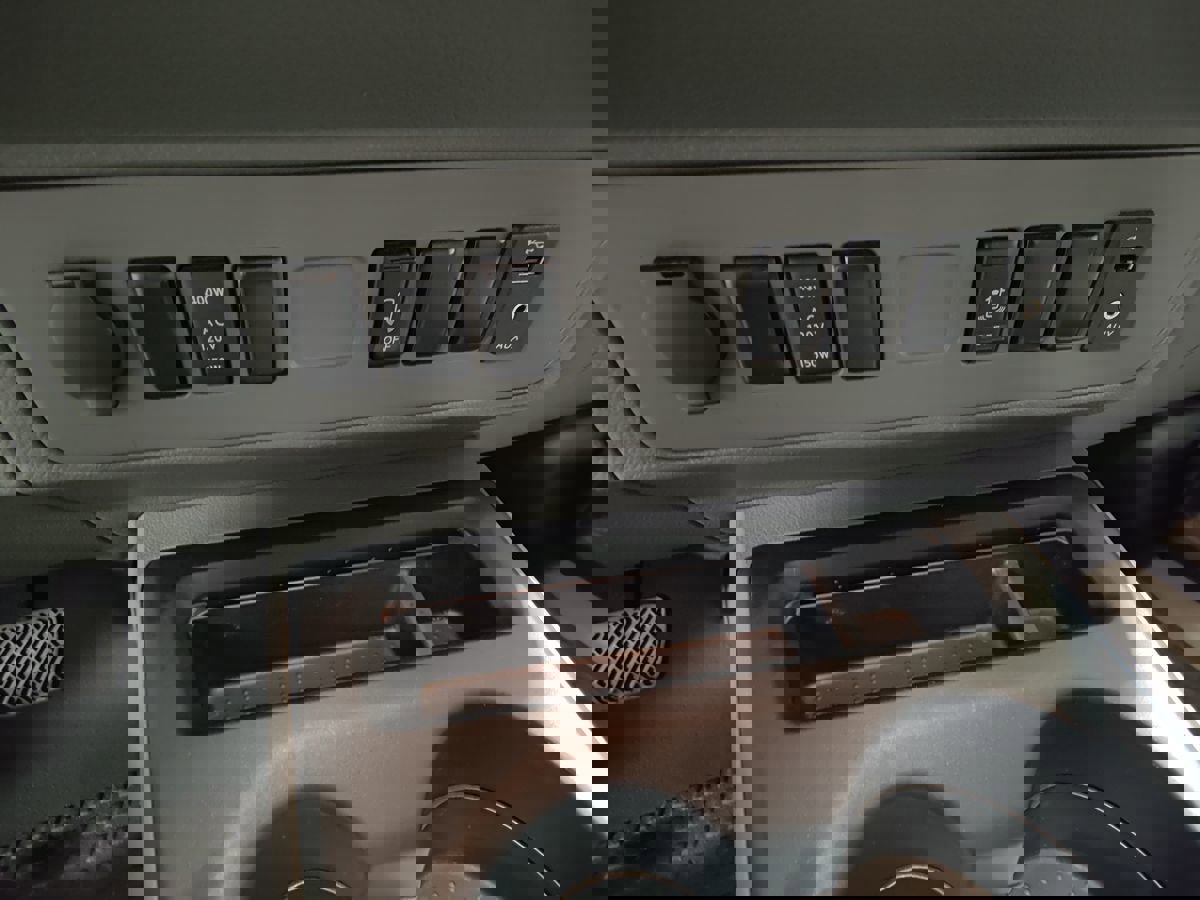 Used 2021 Nissan NV 2500 SV image 31