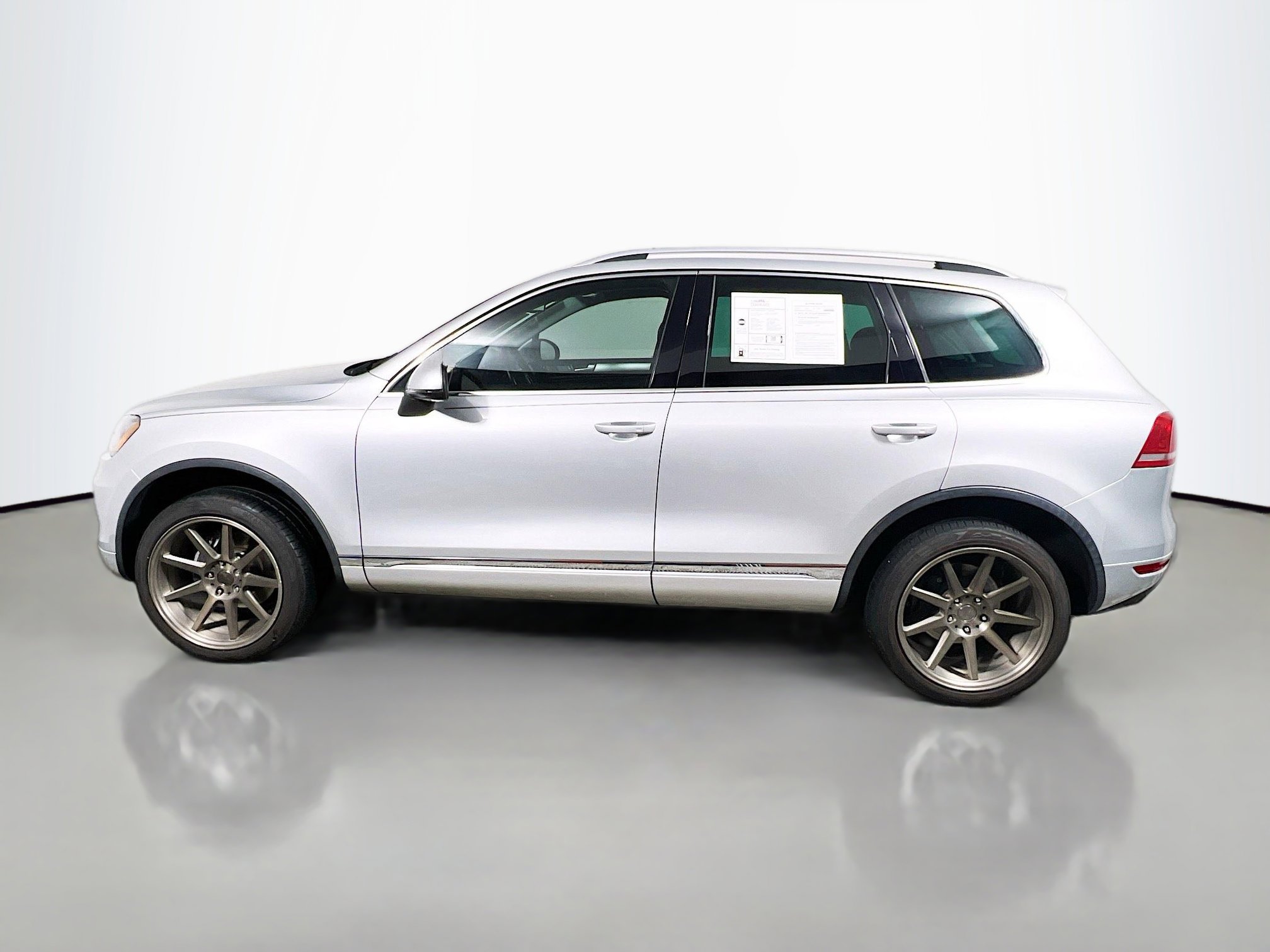 Used 2014 Volkswagen Touareg Sport image 9