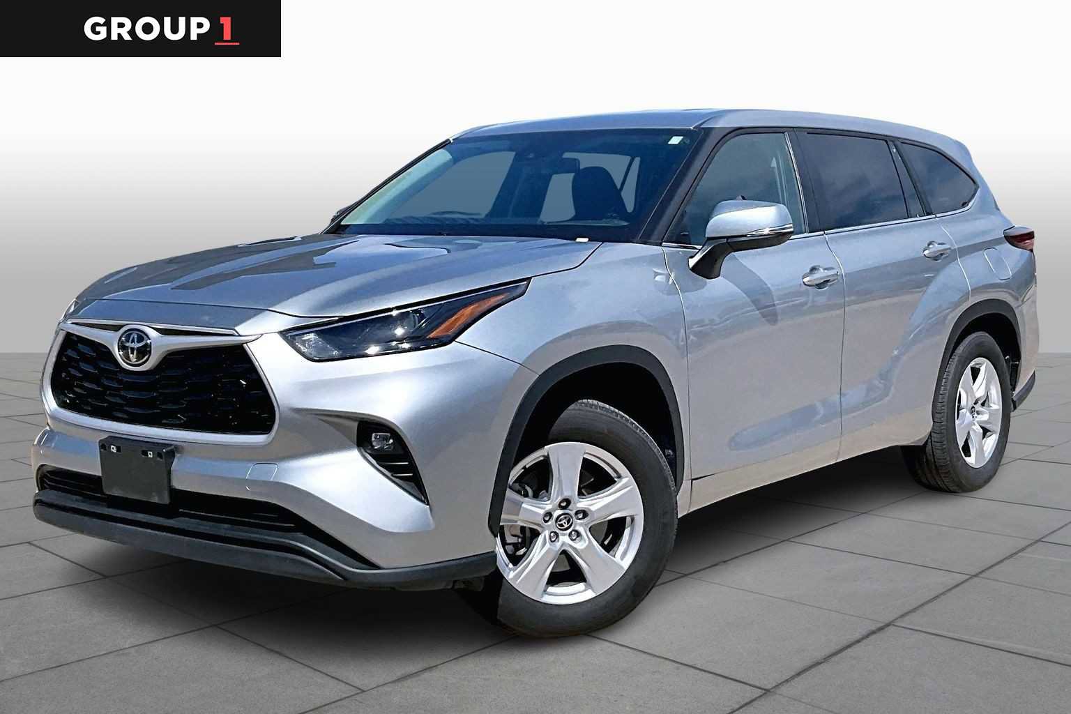 Used 2025 Toyota Highlander LE FWD image 1