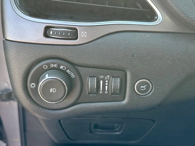 Used 2020 Jeep Cherokee Limited w/ Luxury Group AWD/4WD image 12