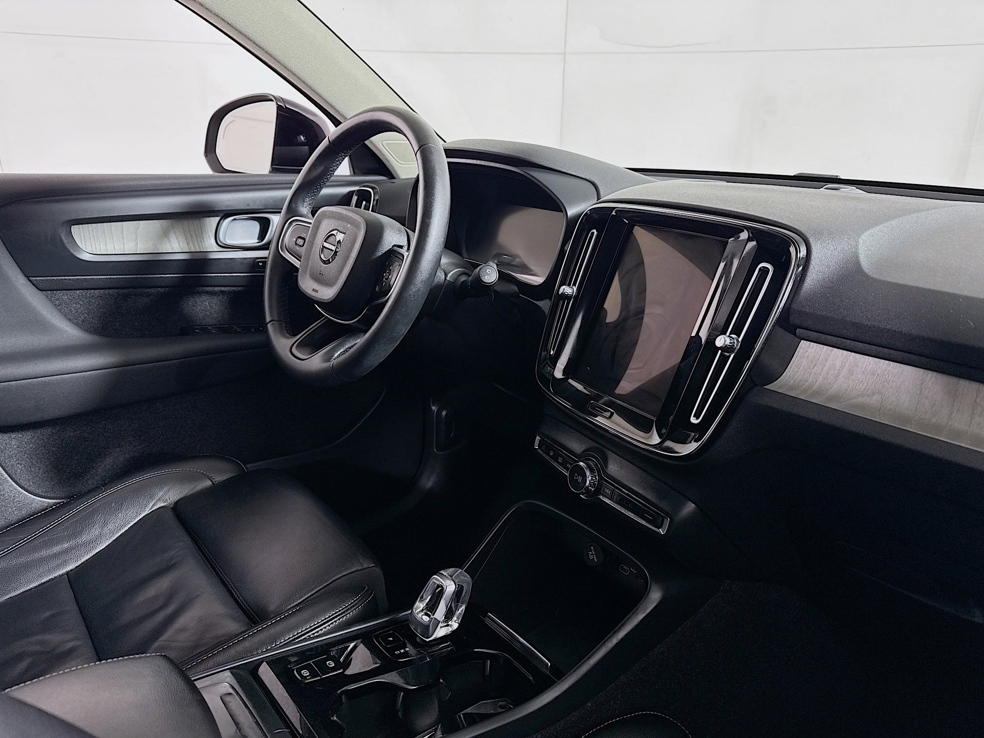Used 2023 Volvo XC40 B5 Plus image 28