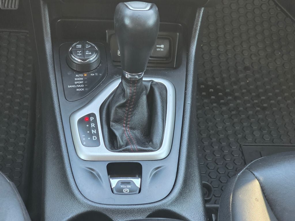 Used 2018 Jeep Cherokee Trailhawk AWD/4WD image 15