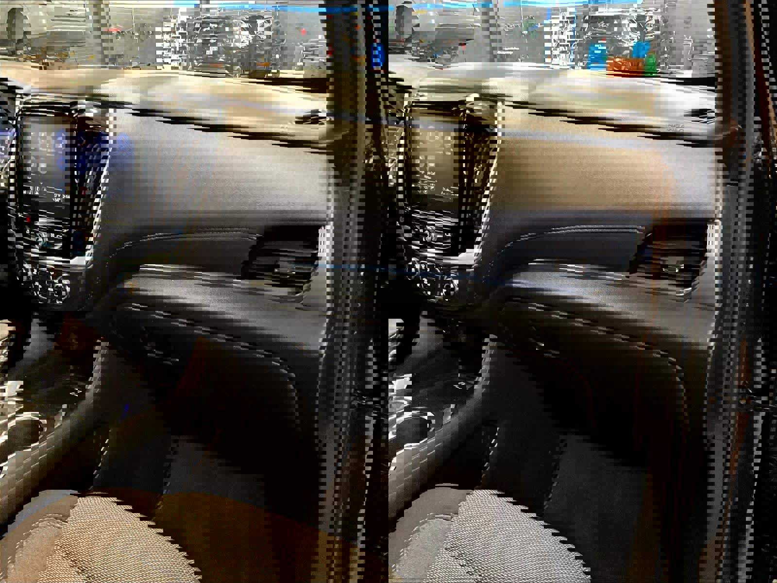 Used 2022 Chevrolet Traverse LT image 13