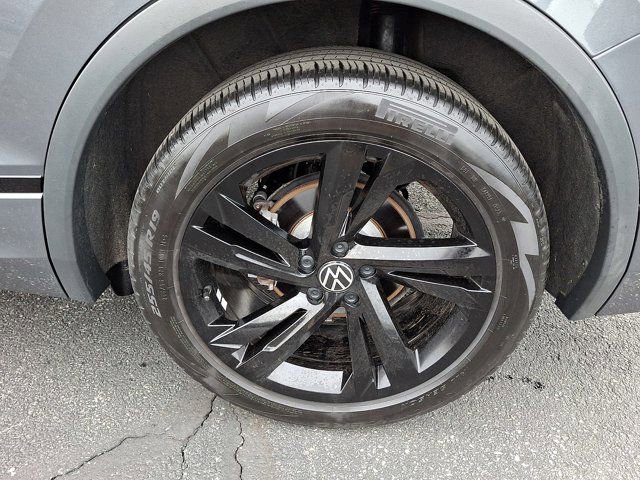 Certified 2024 Volkswagen Tiguan SE R-Line image 11