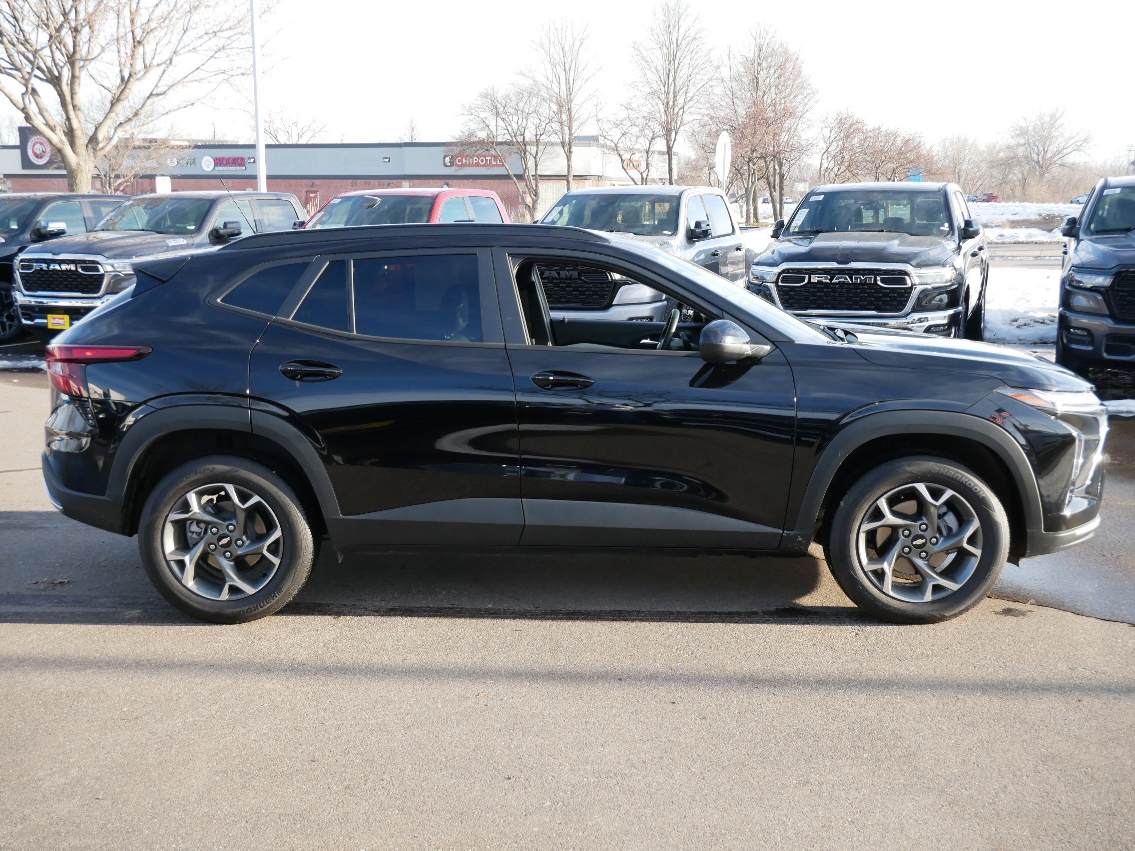 Used 2025 Chevrolet Trax LT w/ LT Convenience Package image 8