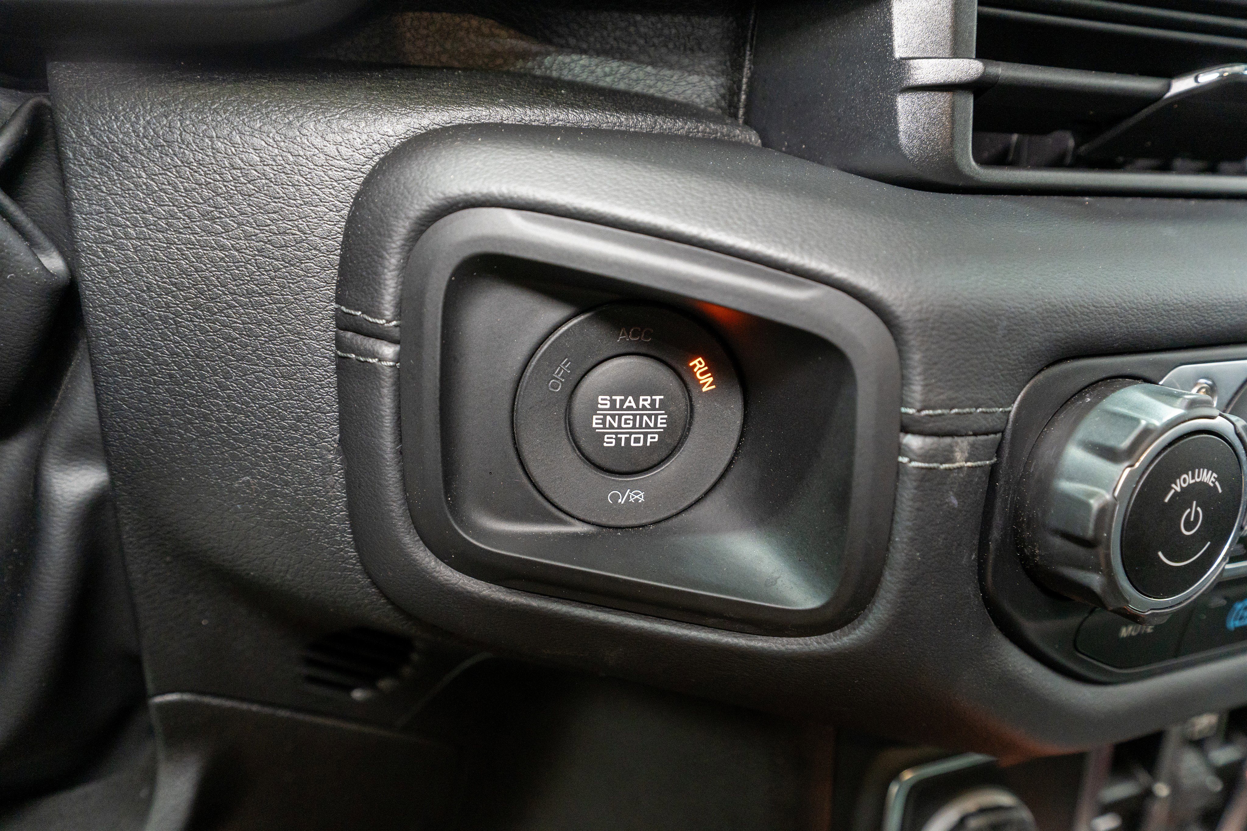 Used 2025 Jeep Wrangler Sahara AWD/4WD image 30