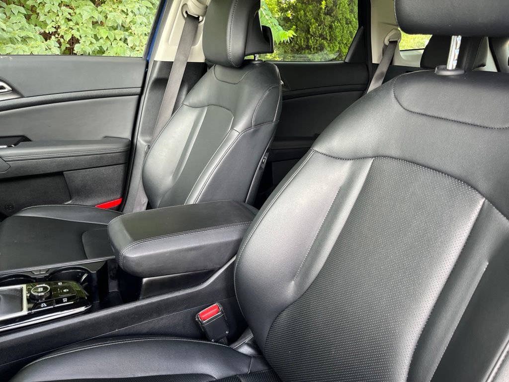 Used 2025 Kia Sportage EX FWD image 4