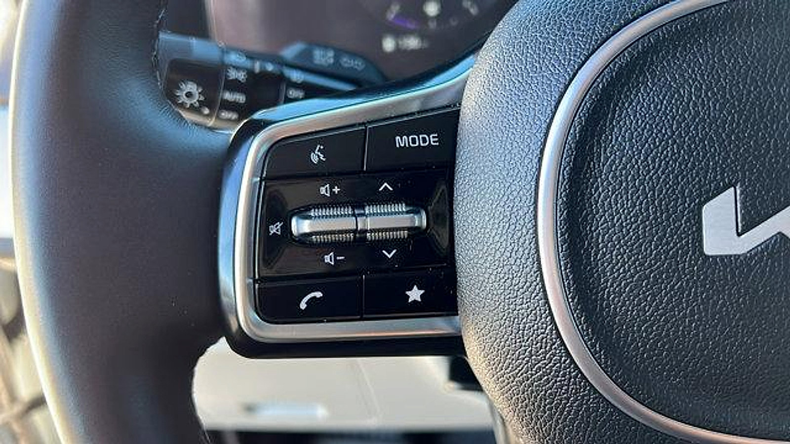 Used 2023 Kia Carnival SX Prestige image 25