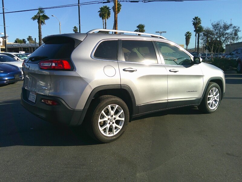 Used 2018 Jeep Cherokee Latitude Plus w/ Comfort/Convenience Group image 6