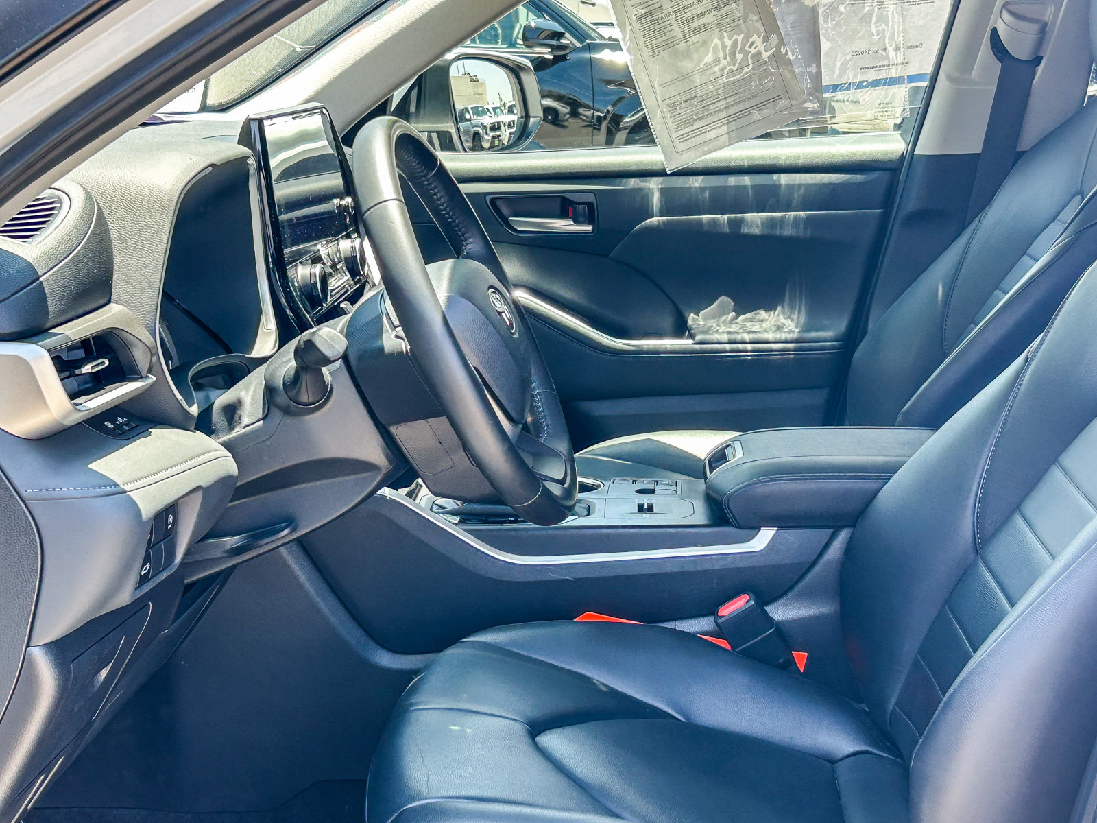 Used 2024 Toyota Highlander XLE FWD image 17