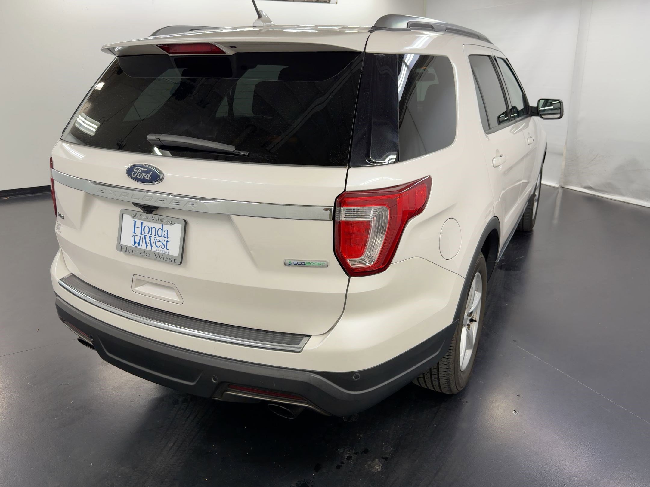 Used 2018 Ford Explorer XLT w/ Equipment Group 202A image 9