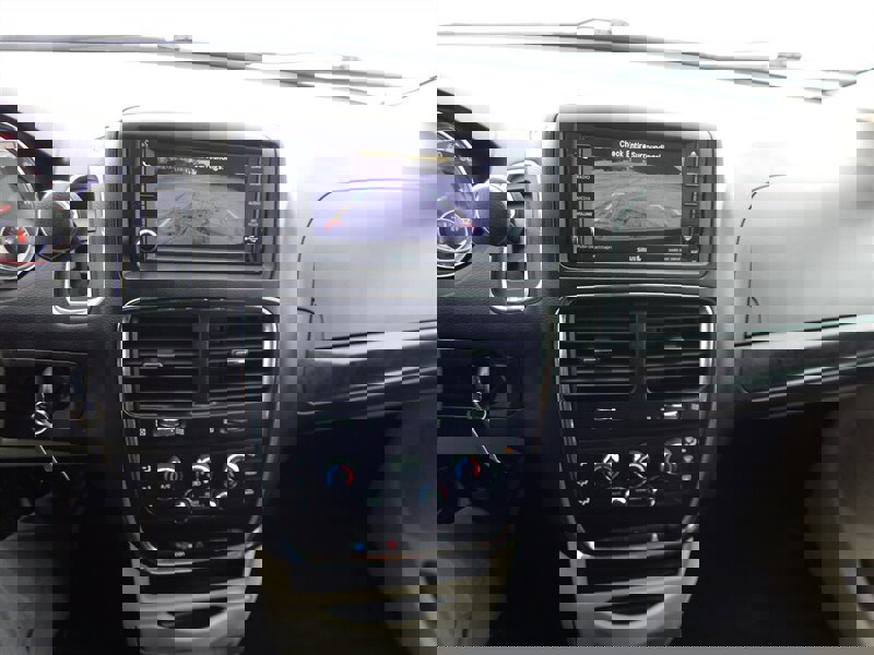 Used 2018 Dodge Grand Caravan SE w/ UConnect Hands-Free Group image 27