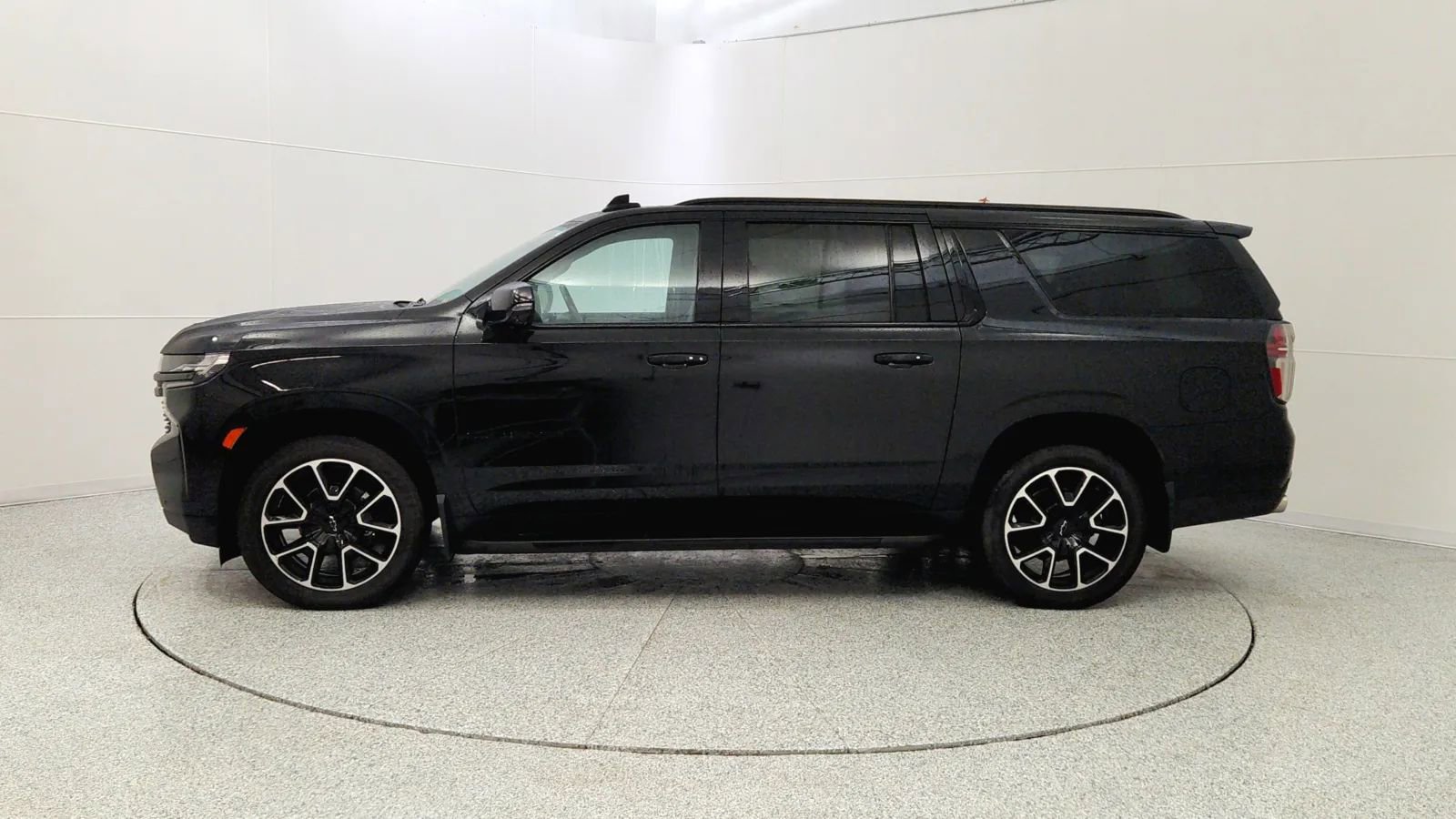 Used 2022 Chevrolet Suburban RST w/ Sport Performance Package image 4