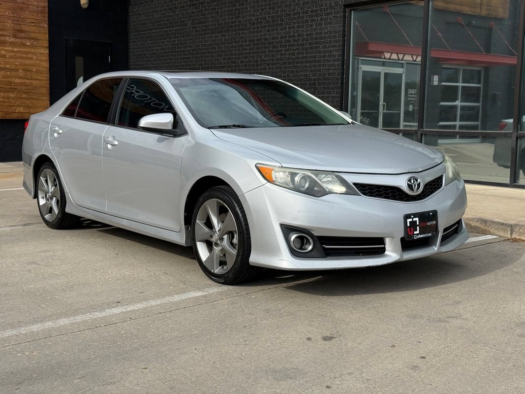 Used 2013 Toyota Camry SE w/ Leather Pkg FWD image 9
