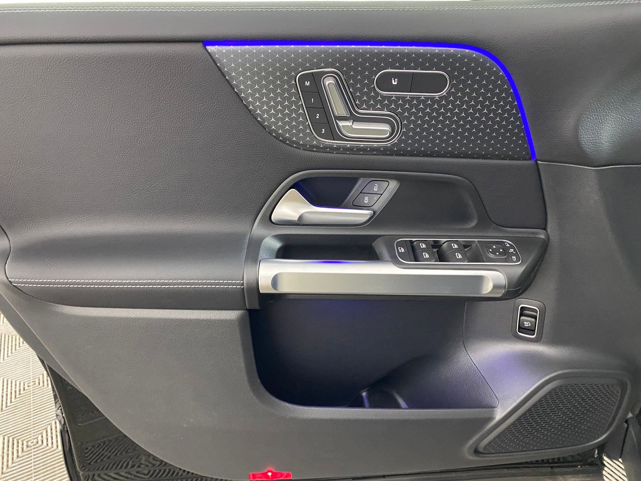 New 2025 Mercedes-Benz GLB 250 4MATIC image 11