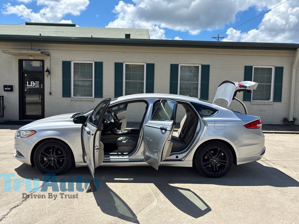 Used 2018 Ford Fusion SE w/ Fusion SE Technology Package FWD image 14