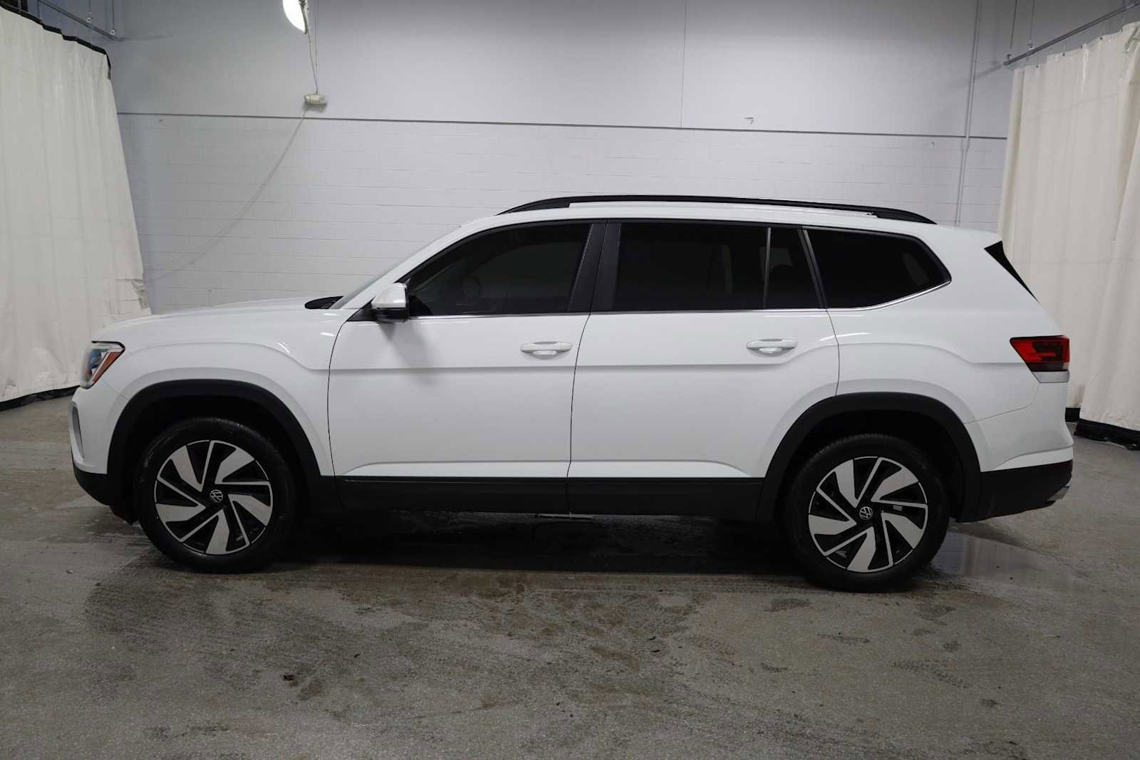 Used 2024 Volkswagen Atlas SE image 2