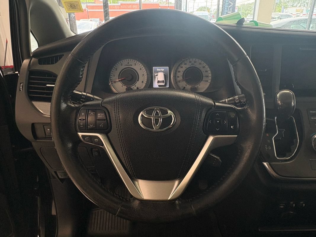 Used 2015 Toyota Sienna SE w/ SE Preferred Package FWD image 19