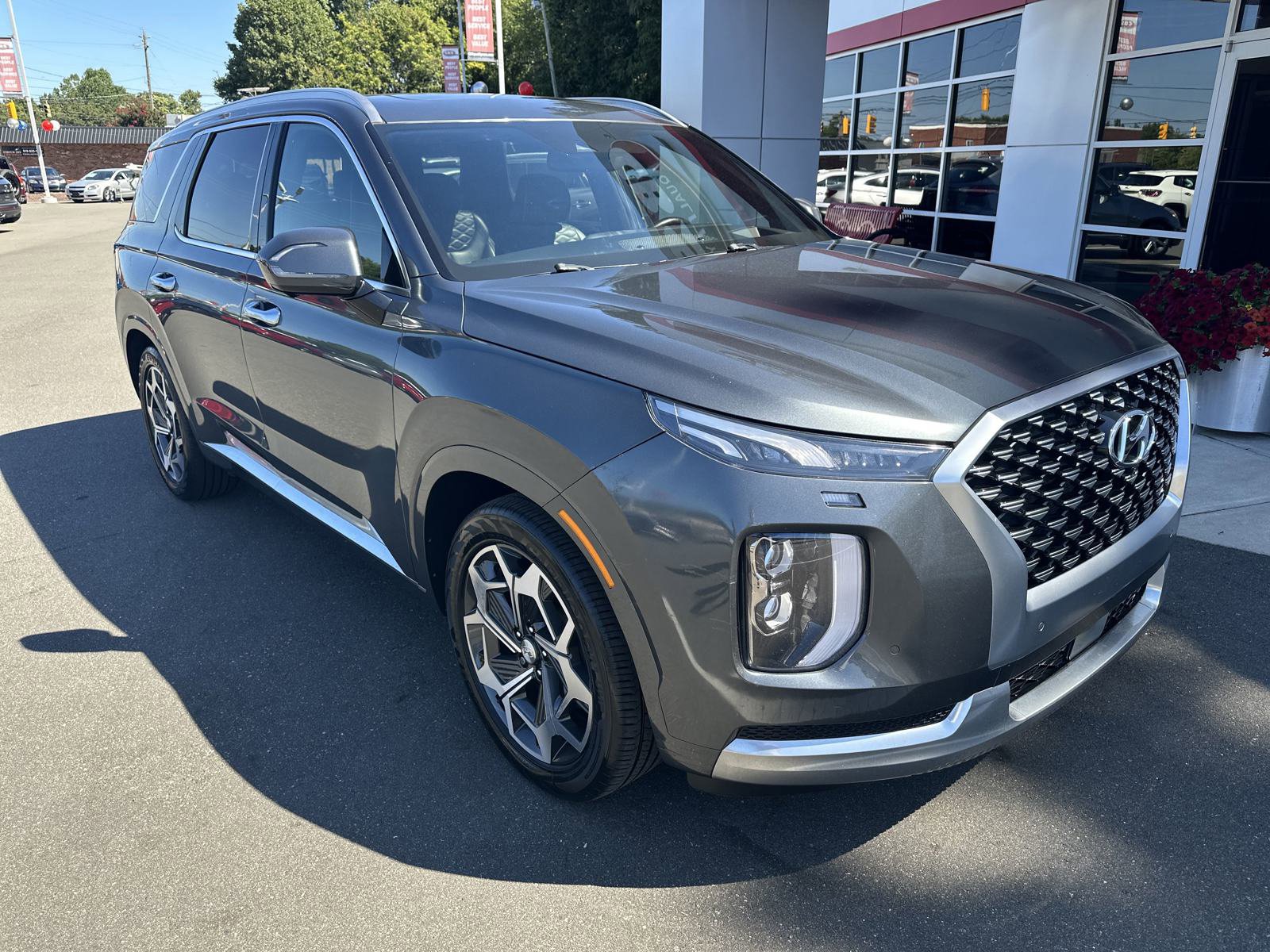 Used 2021 Hyundai Palisade Calligraphy image 2