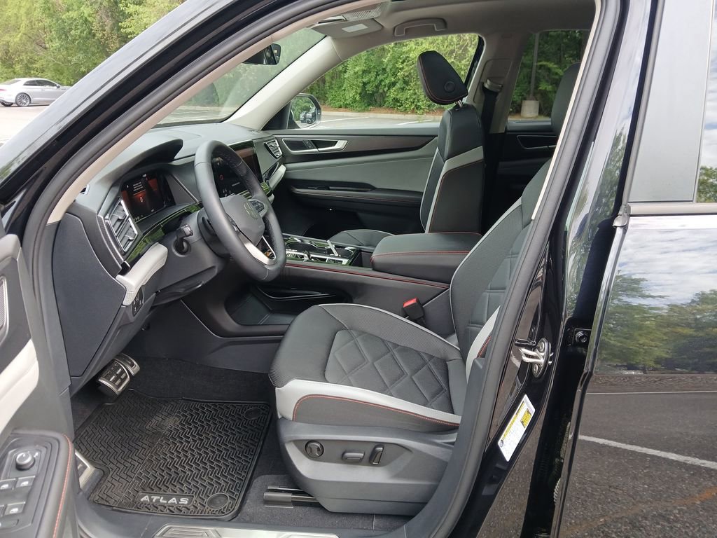 Used 2025 Volkswagen Atlas Peak Edition SE image 10