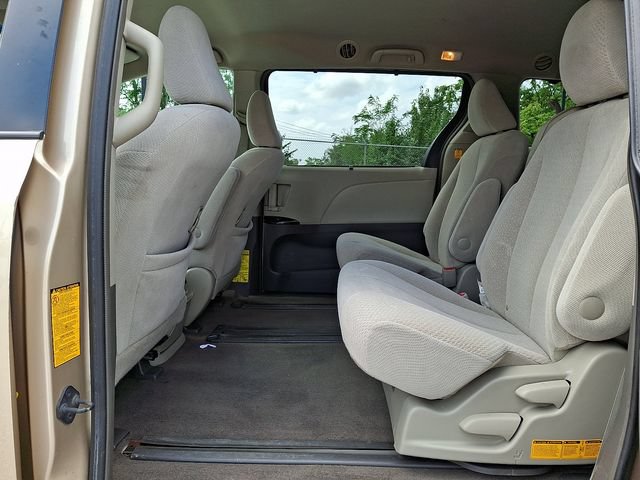 Used 2013 Toyota Sienna LE w/ Towing Pkg FWD image 13