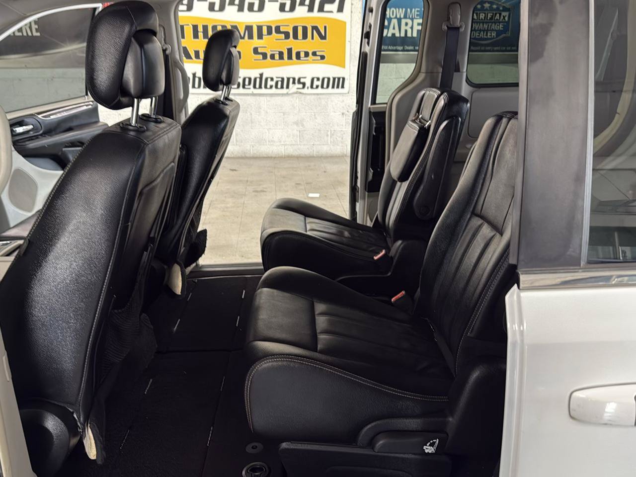 Used 2015 Chrysler Town & Country Touring FWD image 29