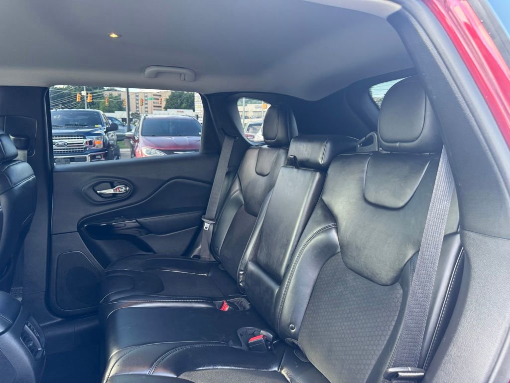 Used 2019 Jeep Cherokee Latitude Plus FWD image 22