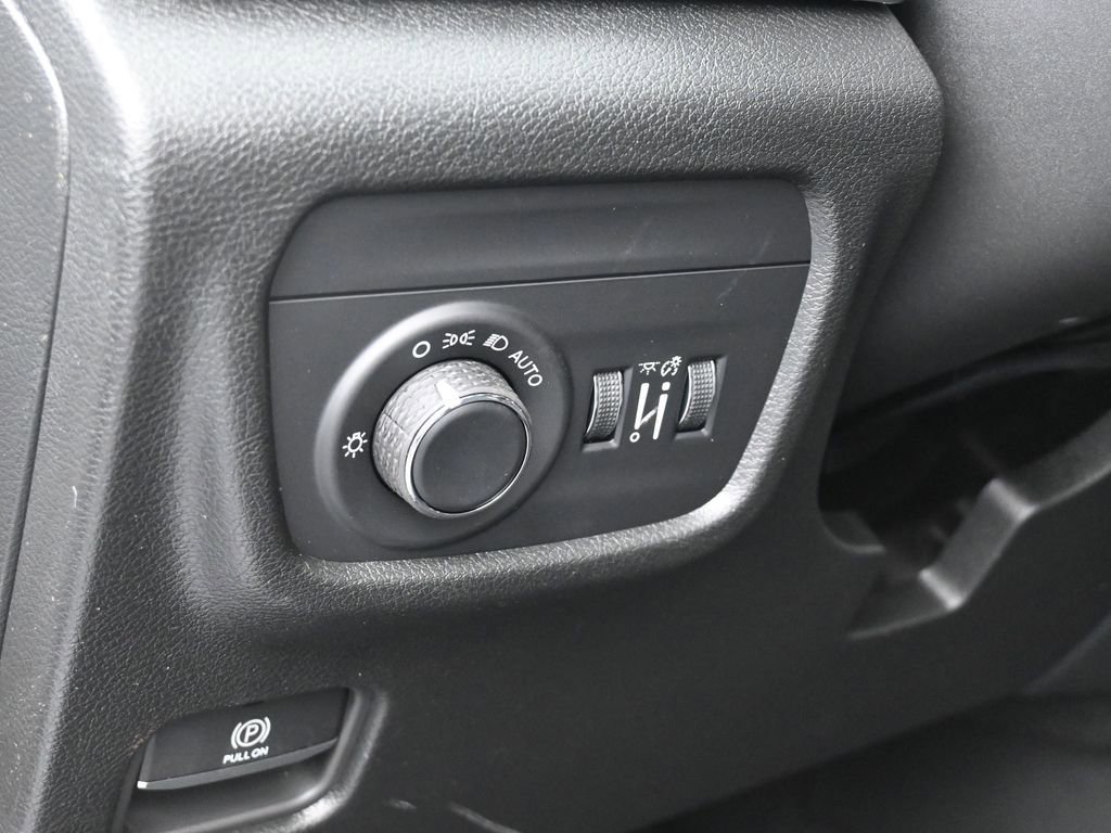 Used 2025 Jeep Grand Cherokee Altitude image 15