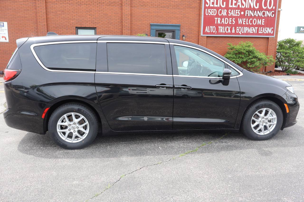 Used 2023 Chrysler Pacifica Touring-L FWD image 2