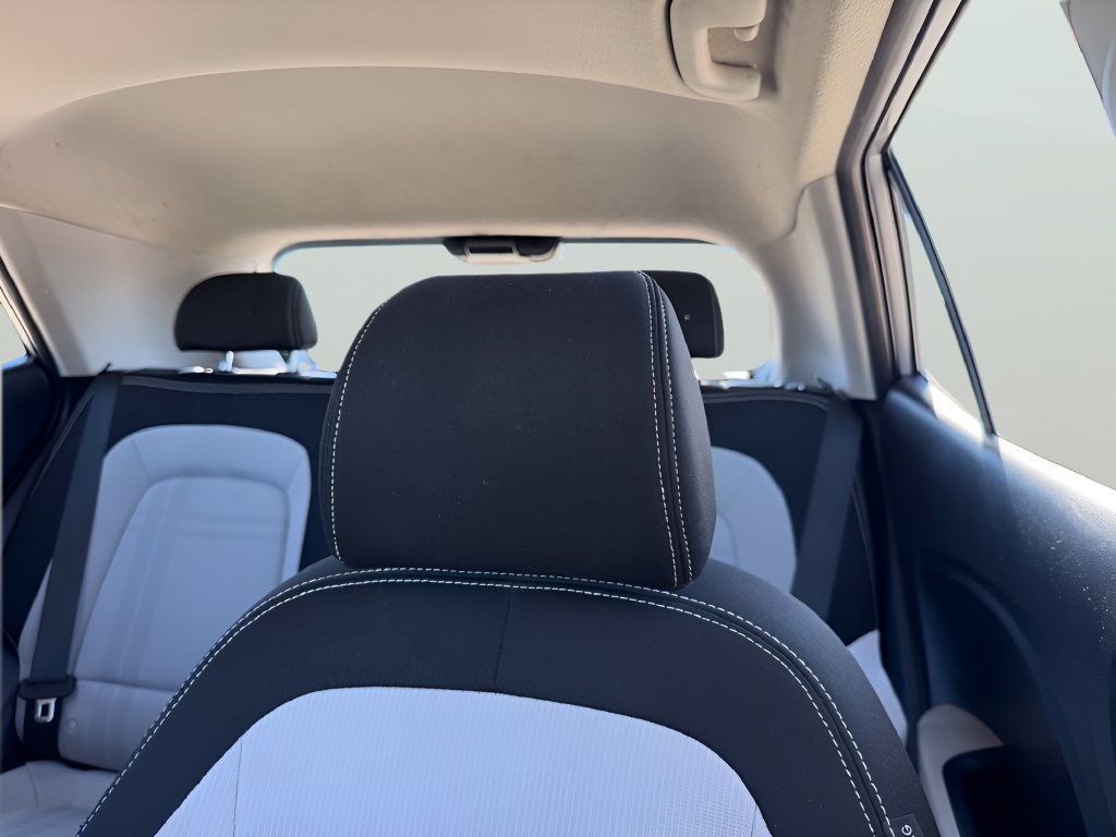 Used 2025 Hyundai Venue SEL FWD image 11